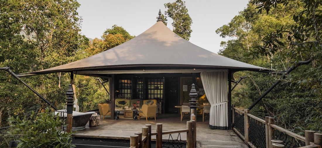 Kleine Unterkunft im Wald.