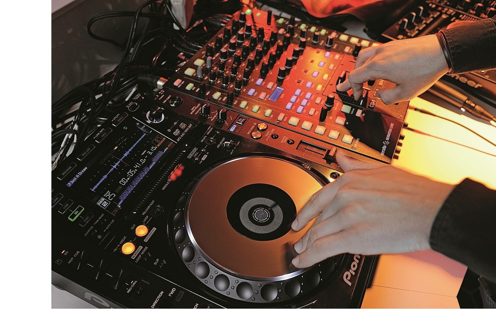 Blick auf ein DJ Pult.