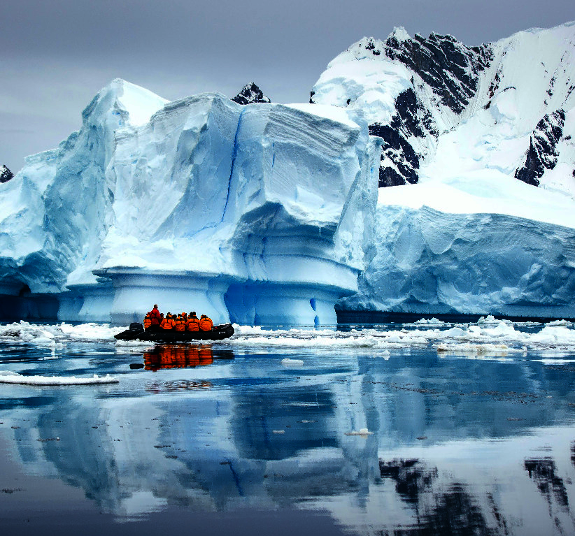 Personen auf einem Schlauchboot bei einer Antarktis Expedition.