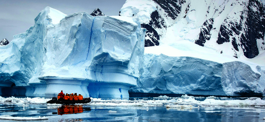 Personen auf einem Schlauchboot bei einer Antarktis Expedition.