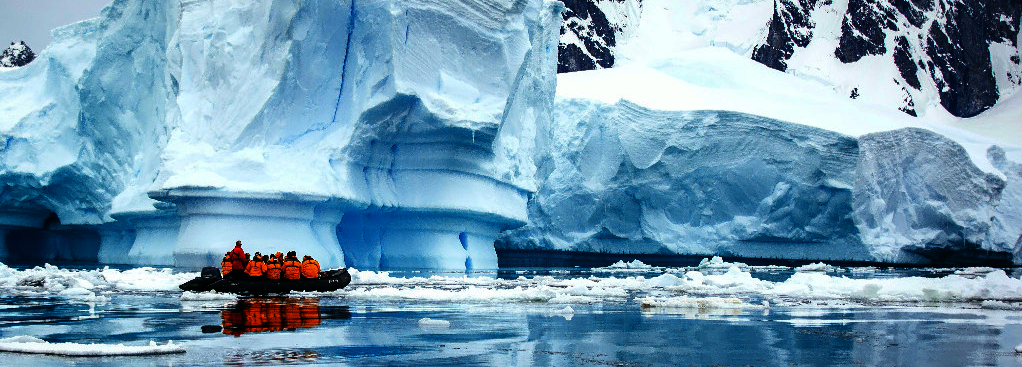 Personen auf einem Schlauchboot bei einer Antarktis Expedition.