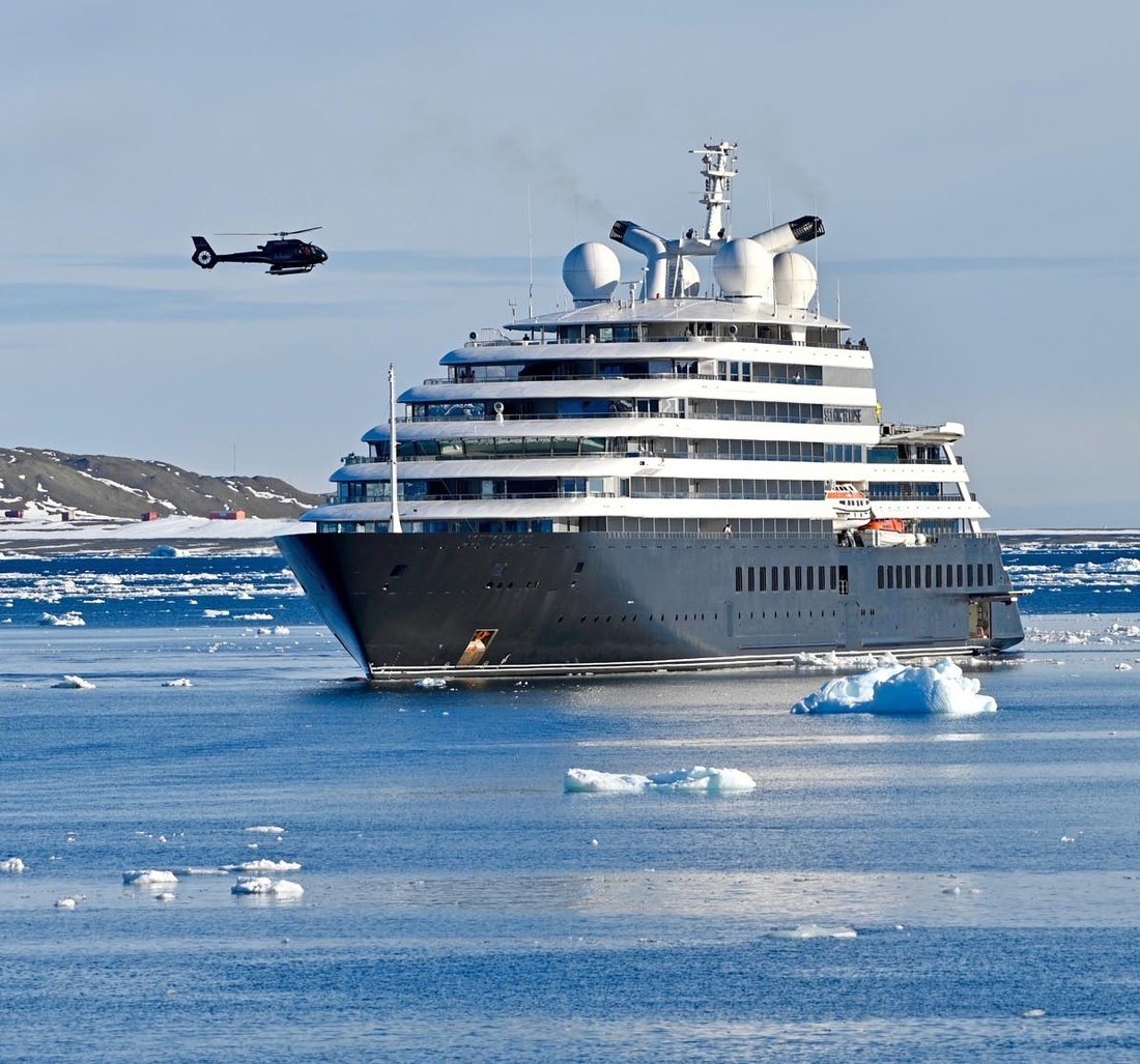 Ein Schiff umgeben von Schnee und Eis.