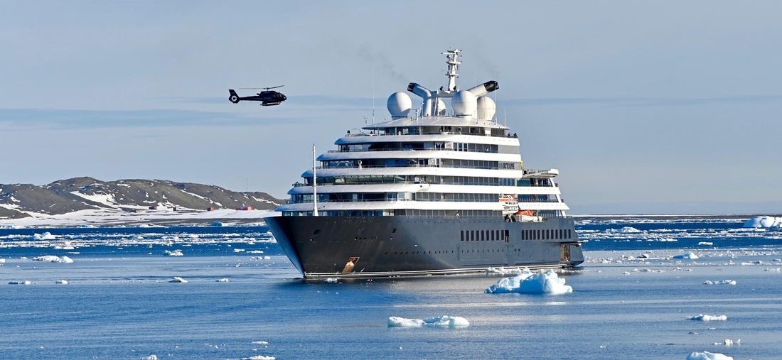 Ein Schiff umgeben von Schnee und Eis.