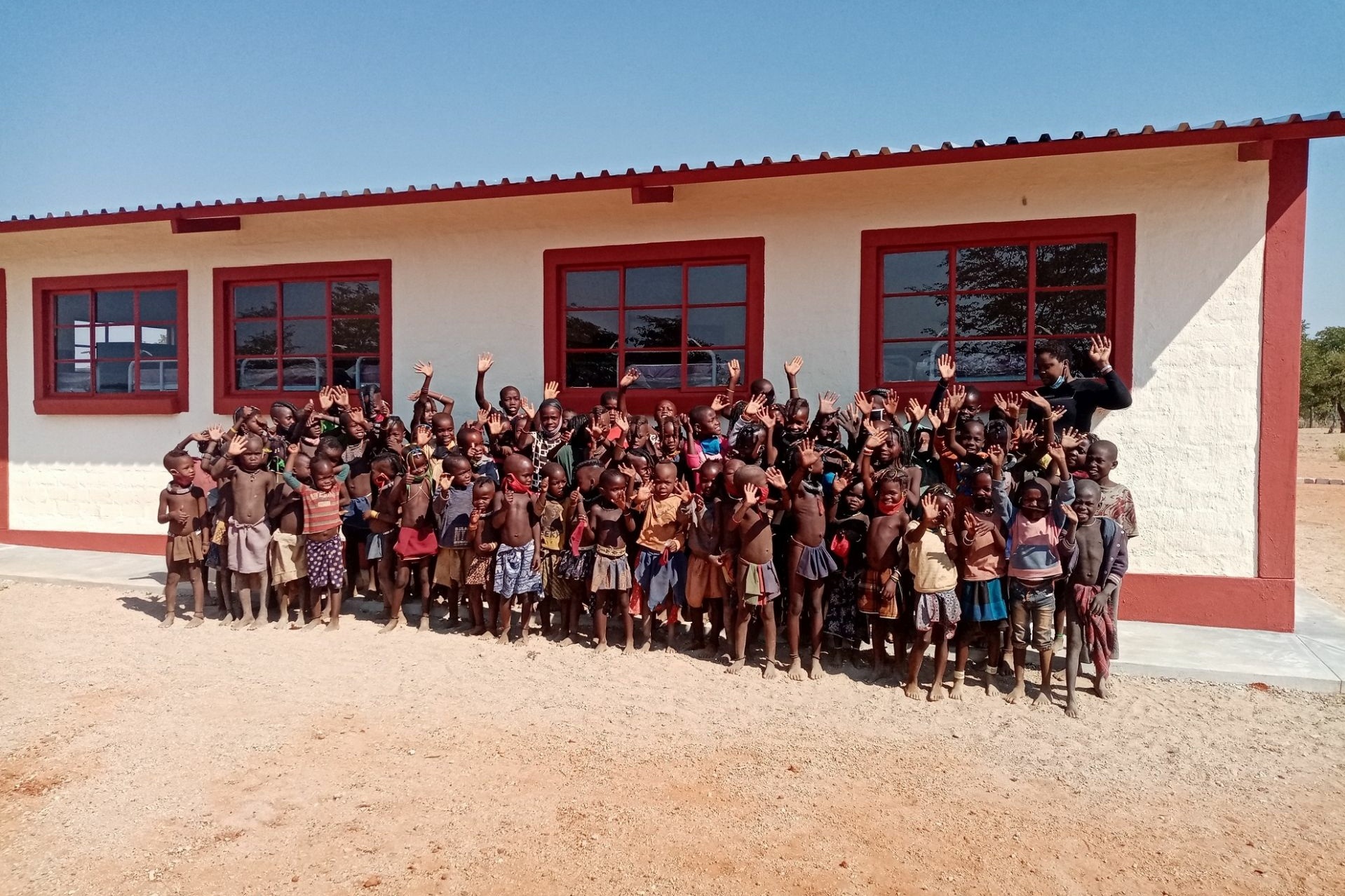 Kinder vor einer Fly & Help Förderschule in Namibia
