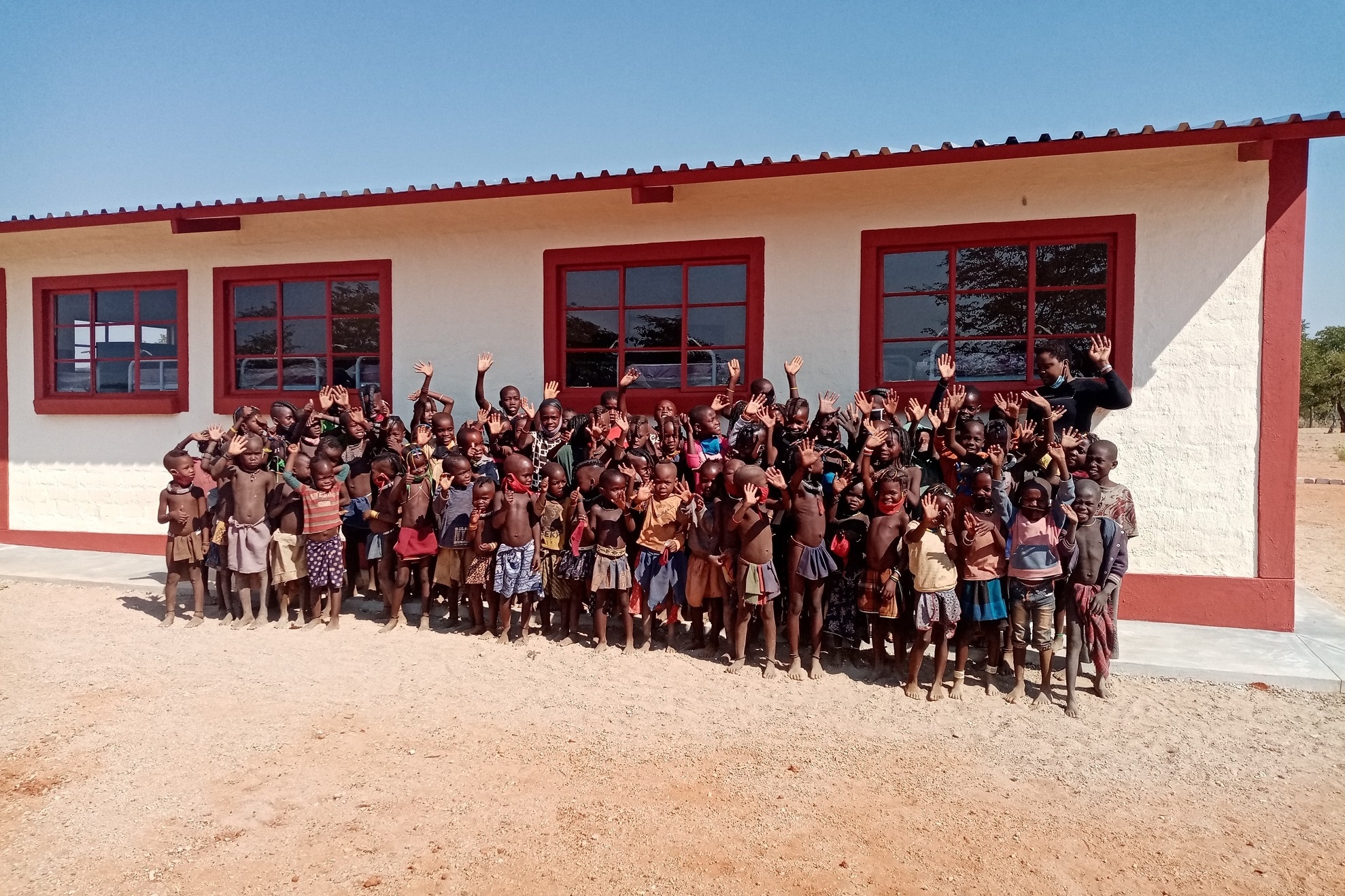 Kinder vor einer Fly & Help Förderschule in Namibia