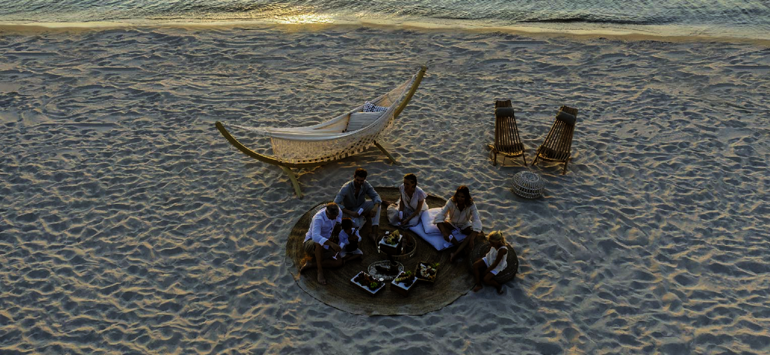 Eine Familie genießt ein Picknick am Strand.