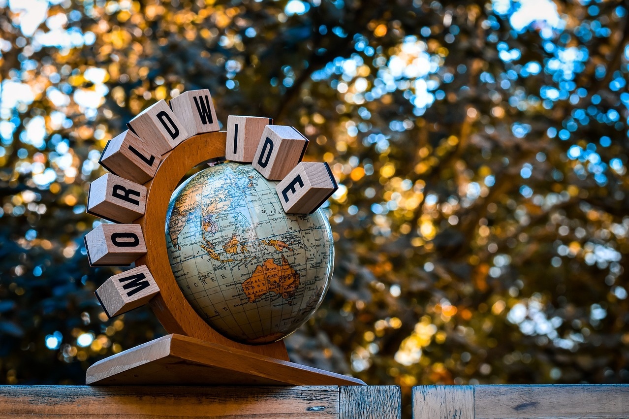 Weltkarte mit Holzwürfeln und Text Worldwide umrahmt