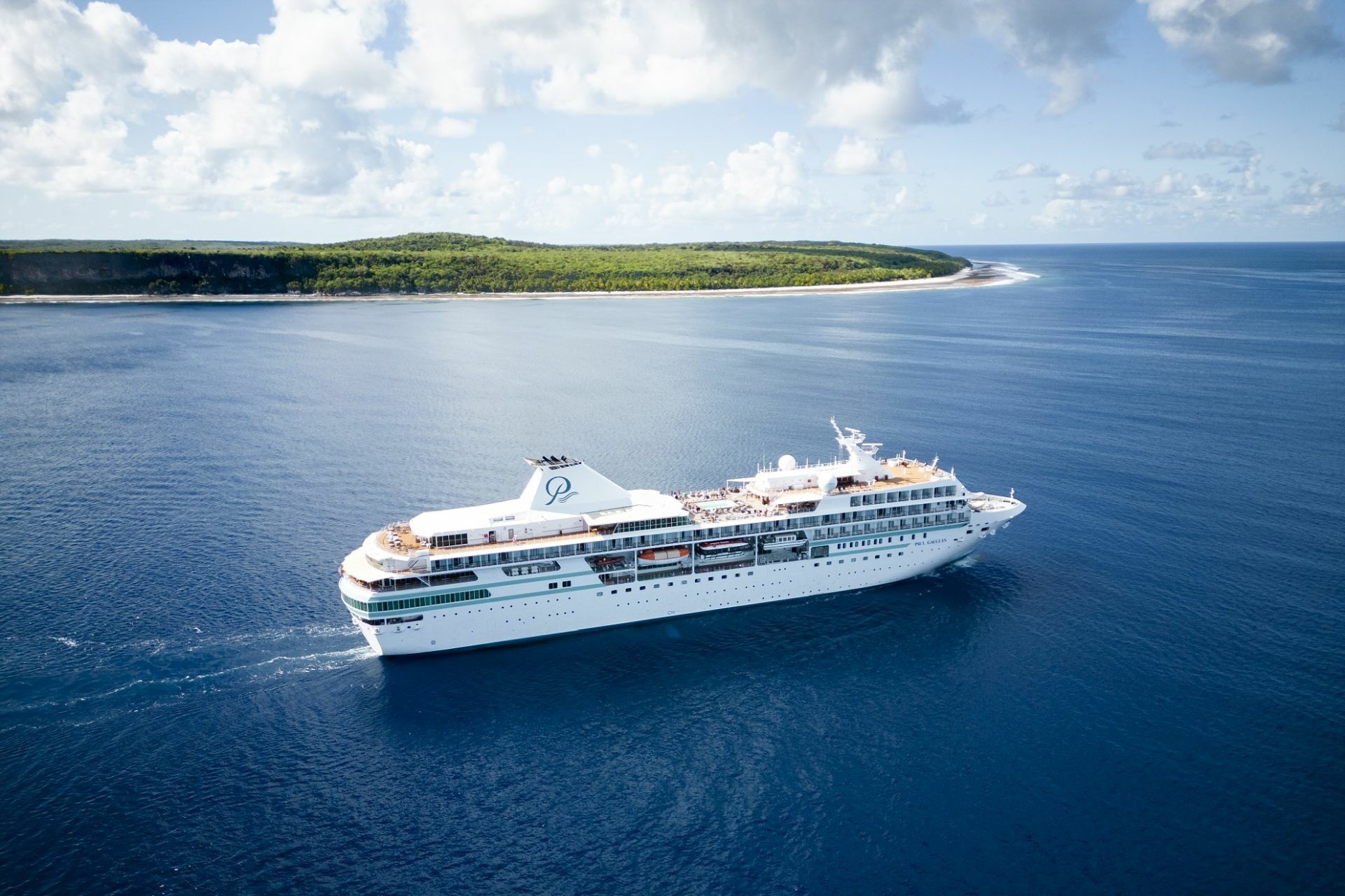 Ein Kreuzfahrschiff fährt auf dem Wasser.