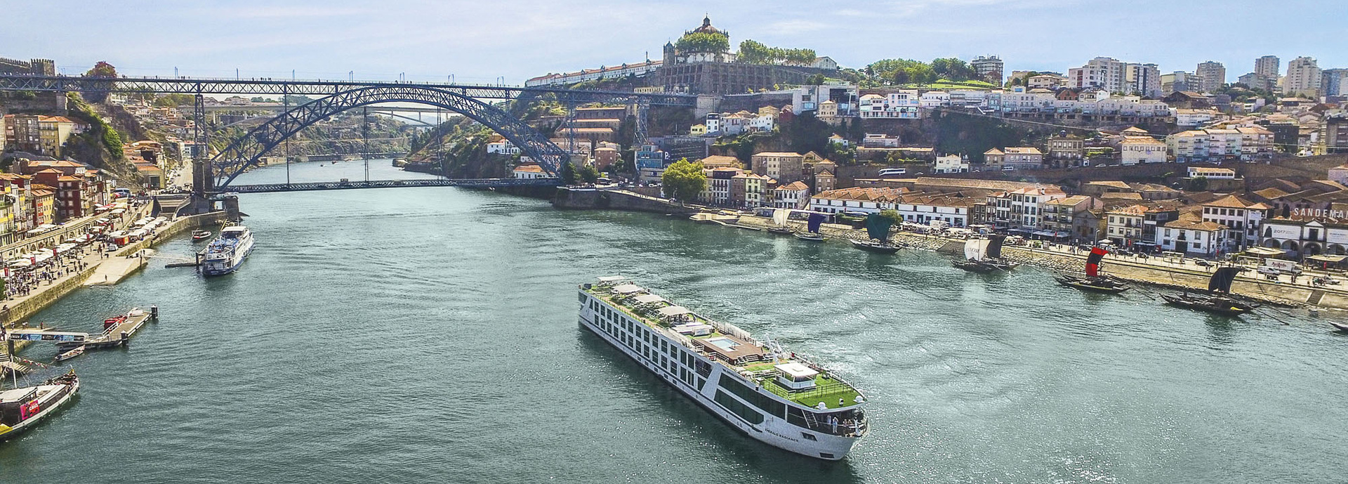 Großes Schiff fährt, auf dem Wasser, inmitten einer traumhaften Stadtkulisse.