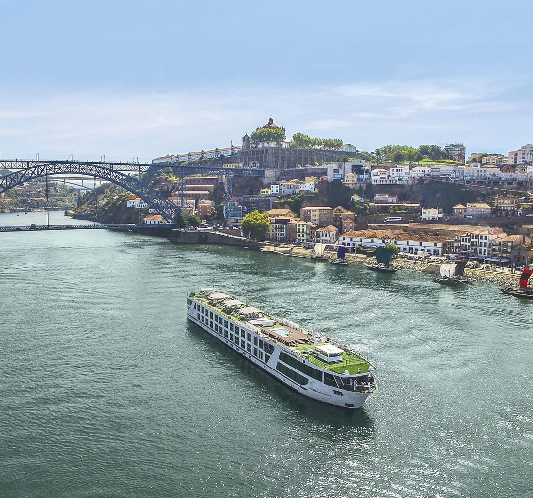Großes Schiff fährt, auf dem Wasser, inmitten einer traumhaften Stadtkulisse.