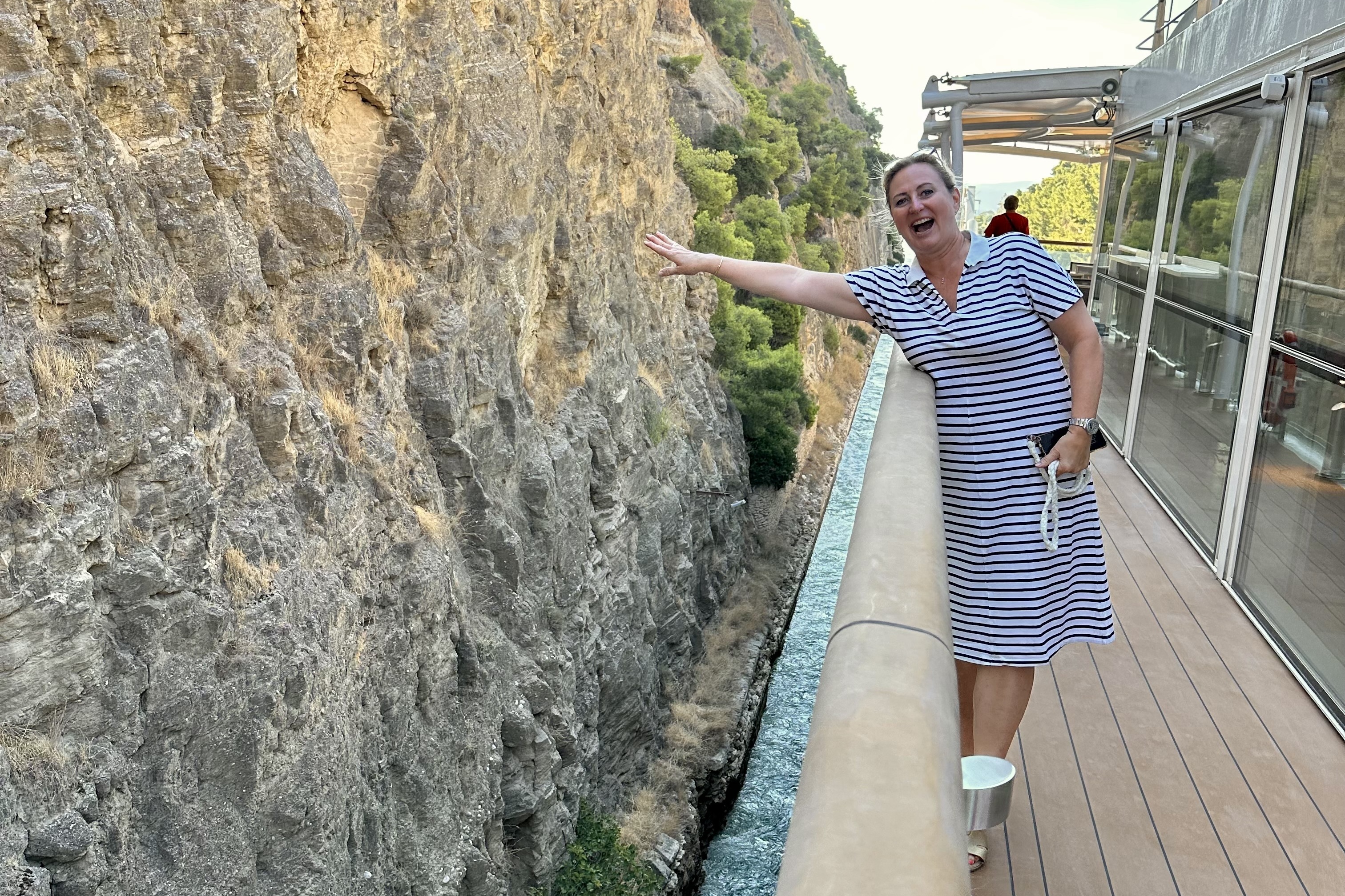 Gaby Jordan im Kanal von Korinth an Bord von Aurora Expeditions
