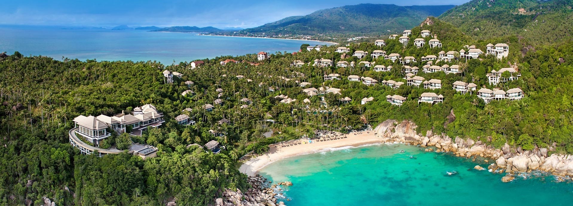 Mehrere Unterkünfte auf einer Insel.