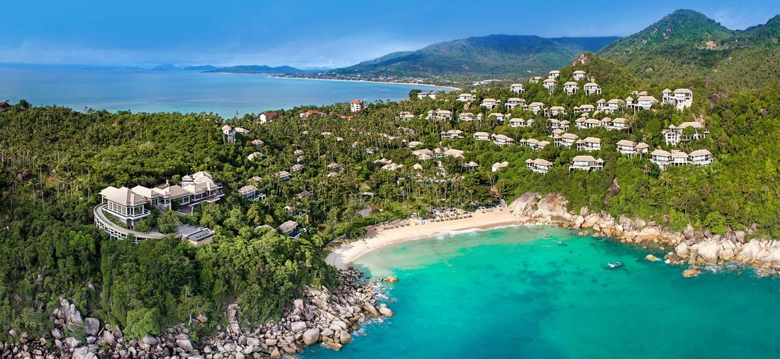 Mehrere Unterkünfte auf einer Insel.