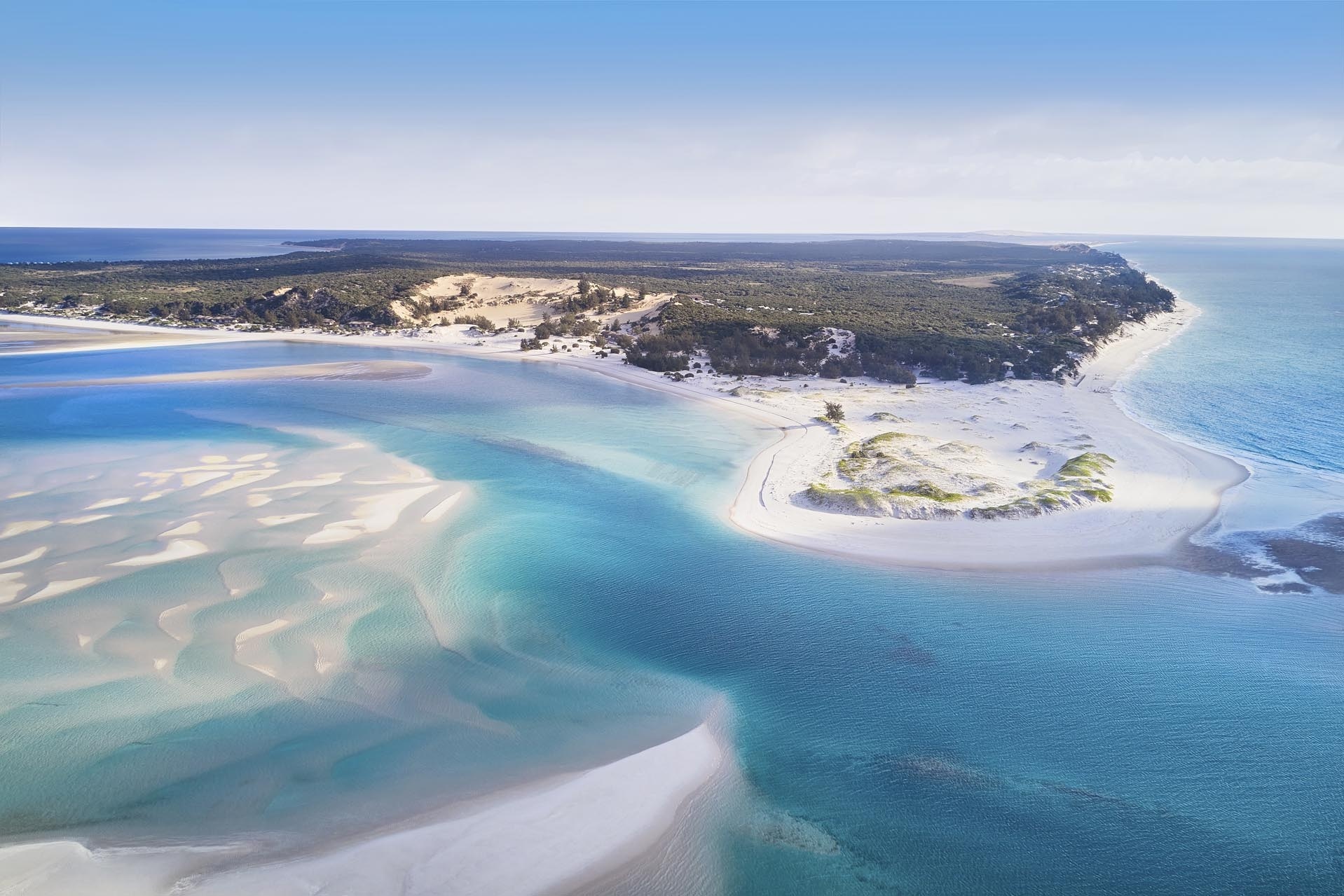 Eine Insel umgeben von klarem, blauem Meer.