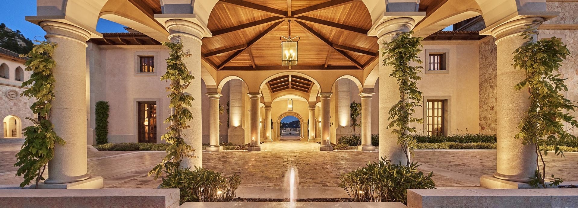 Der Eingang eines Hotels.