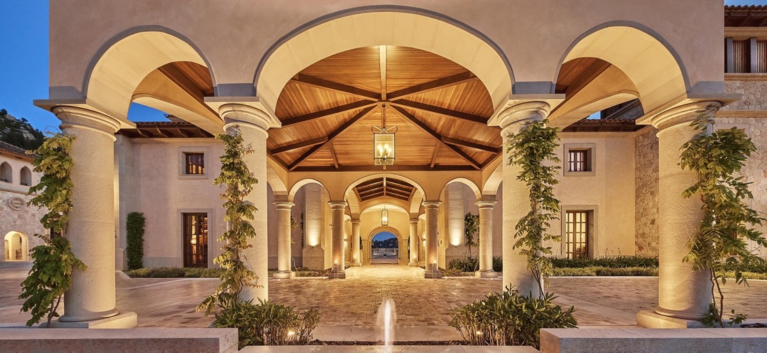 Der Eingang eines Hotels.