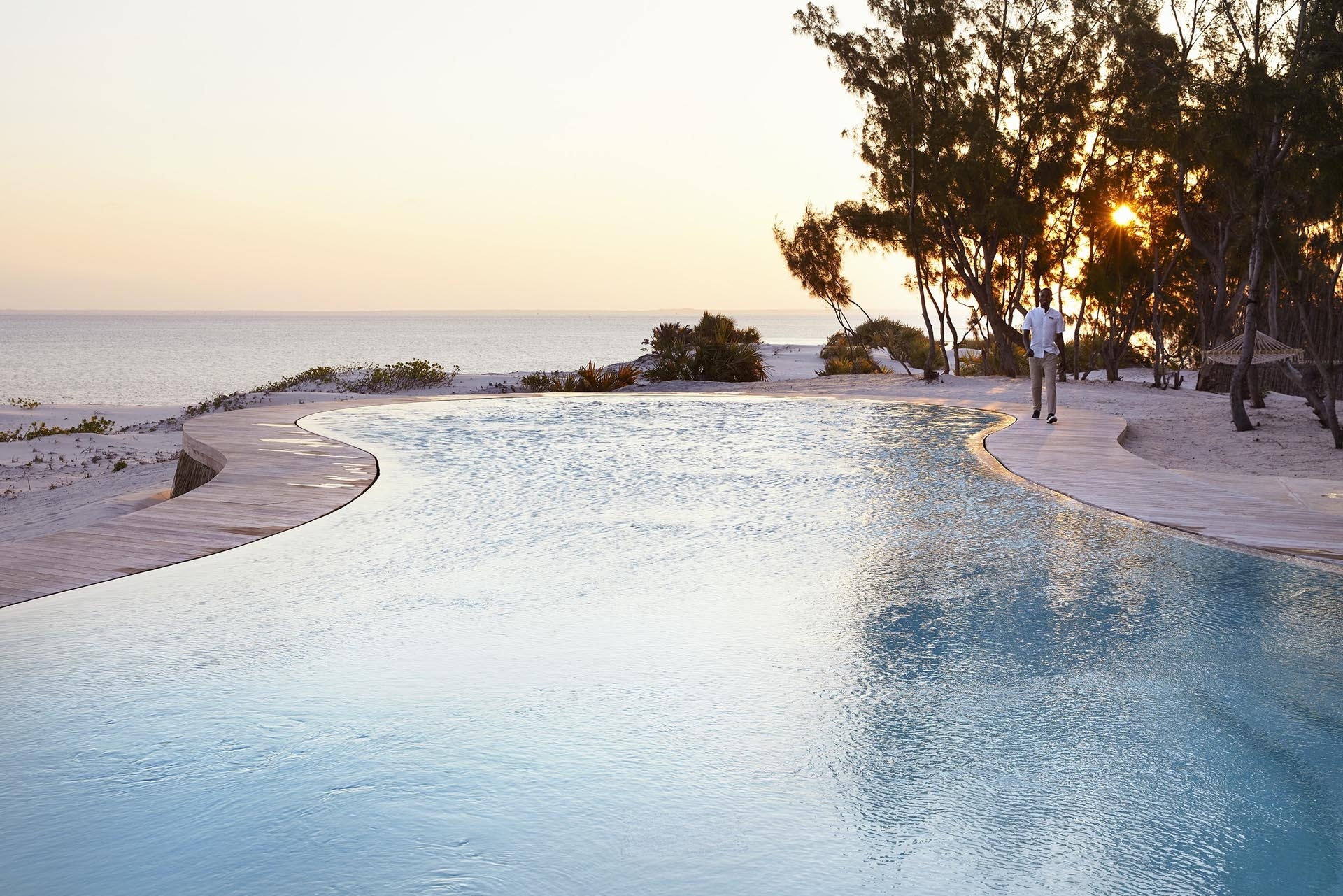 Großer Pool an einem Strand.