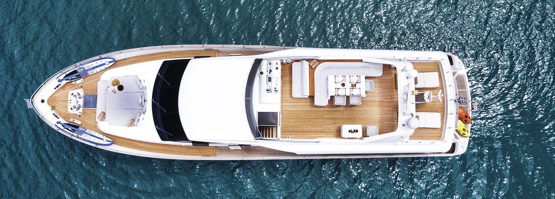 Luftaufnahme einer Yacht.