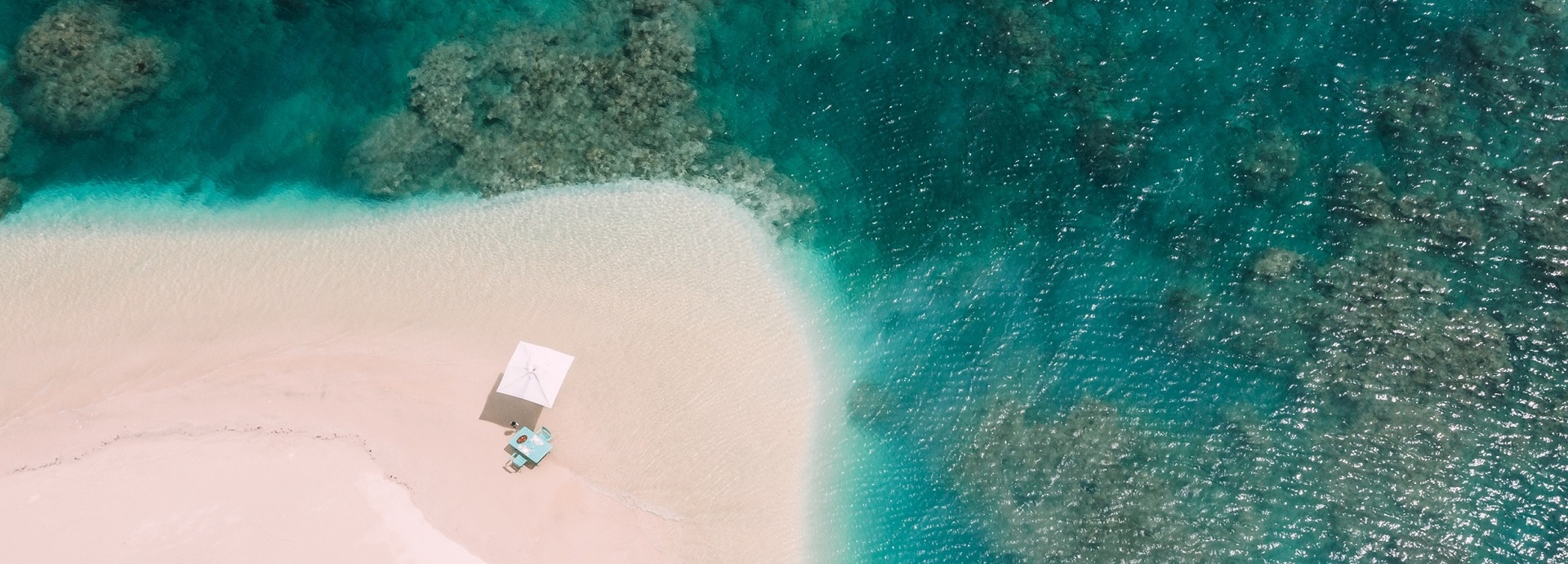 Ein Blick von oben auf einen Strand.