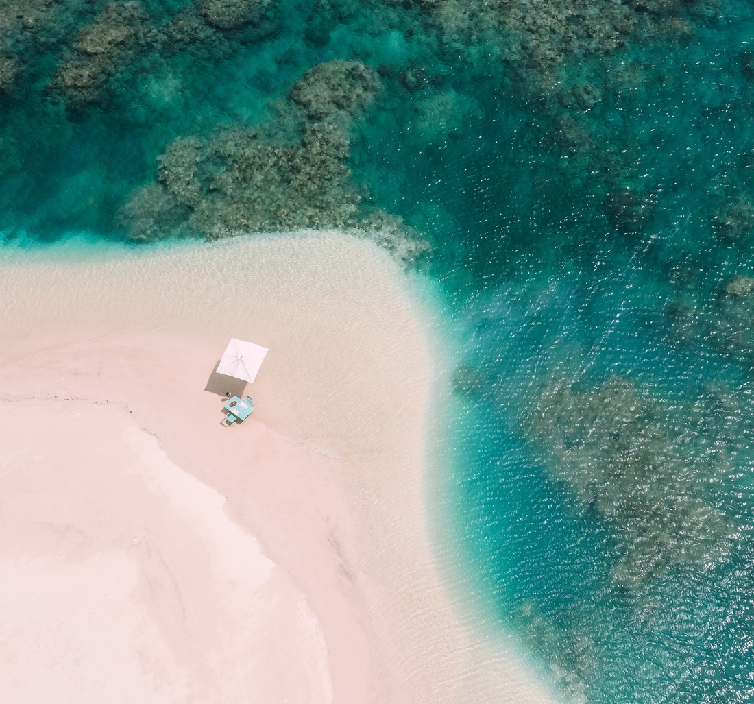 Ein Blick von oben auf einen Strand.