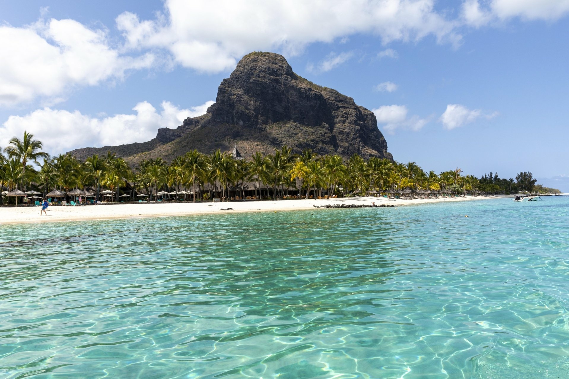 Berg Felsen Meer und Strand mit Palmen auf Mauritius