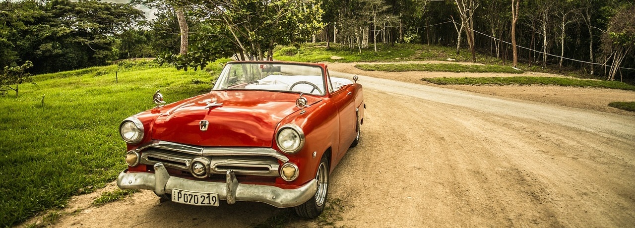 Ein klassisches, rotes Cabrio.