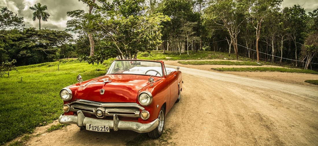 Ein klassisches, rotes Cabrio.