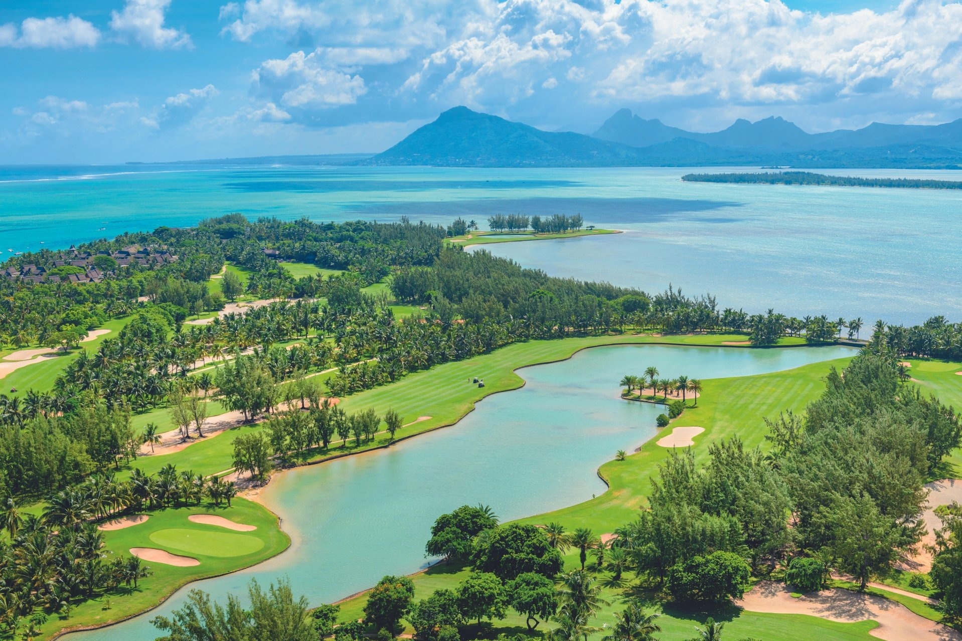 Golfplatz auf Mauritius aus der Vogelperspektive