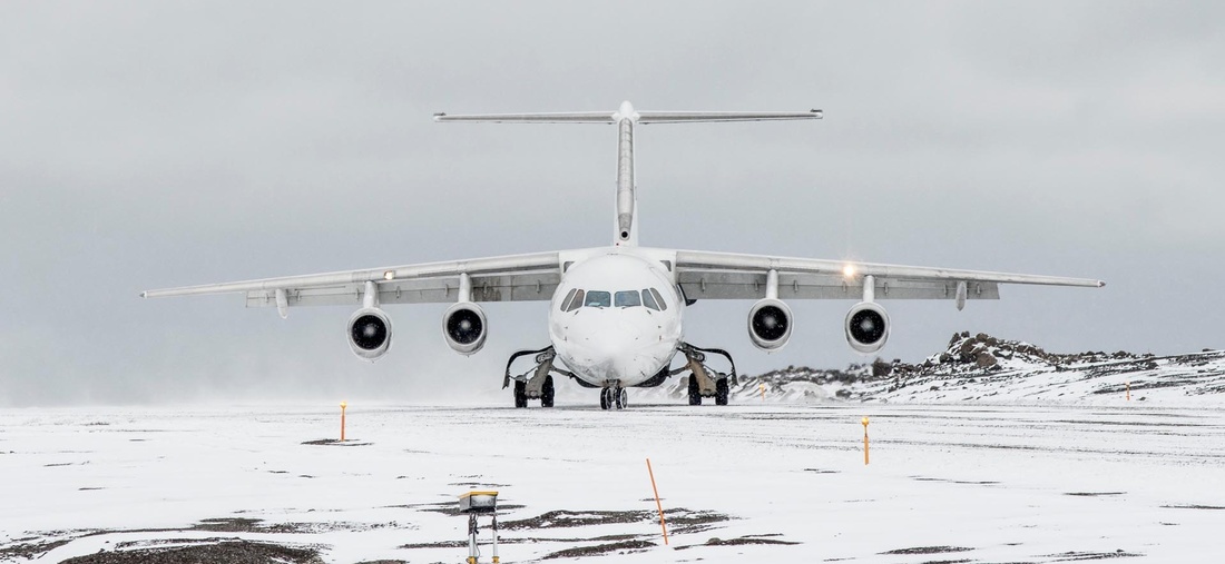 Ein Flugzeug landet im Schnee.