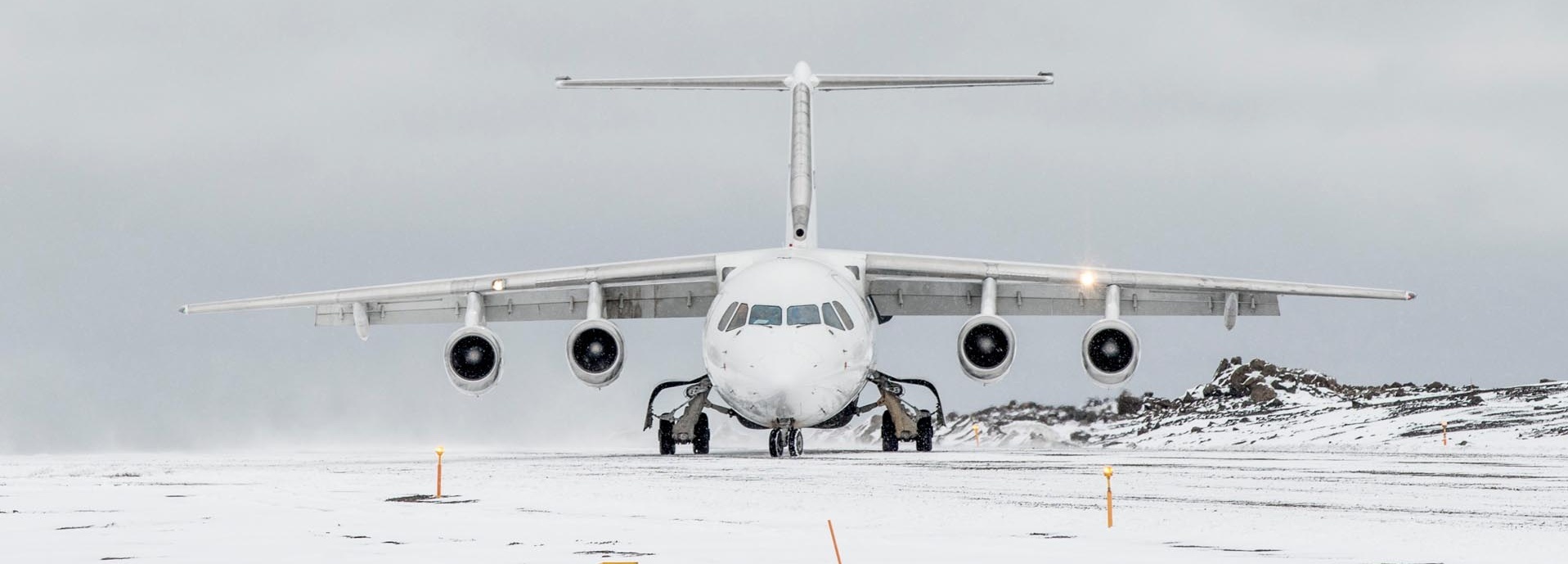 Ein Flugzeug landet im Schnee.