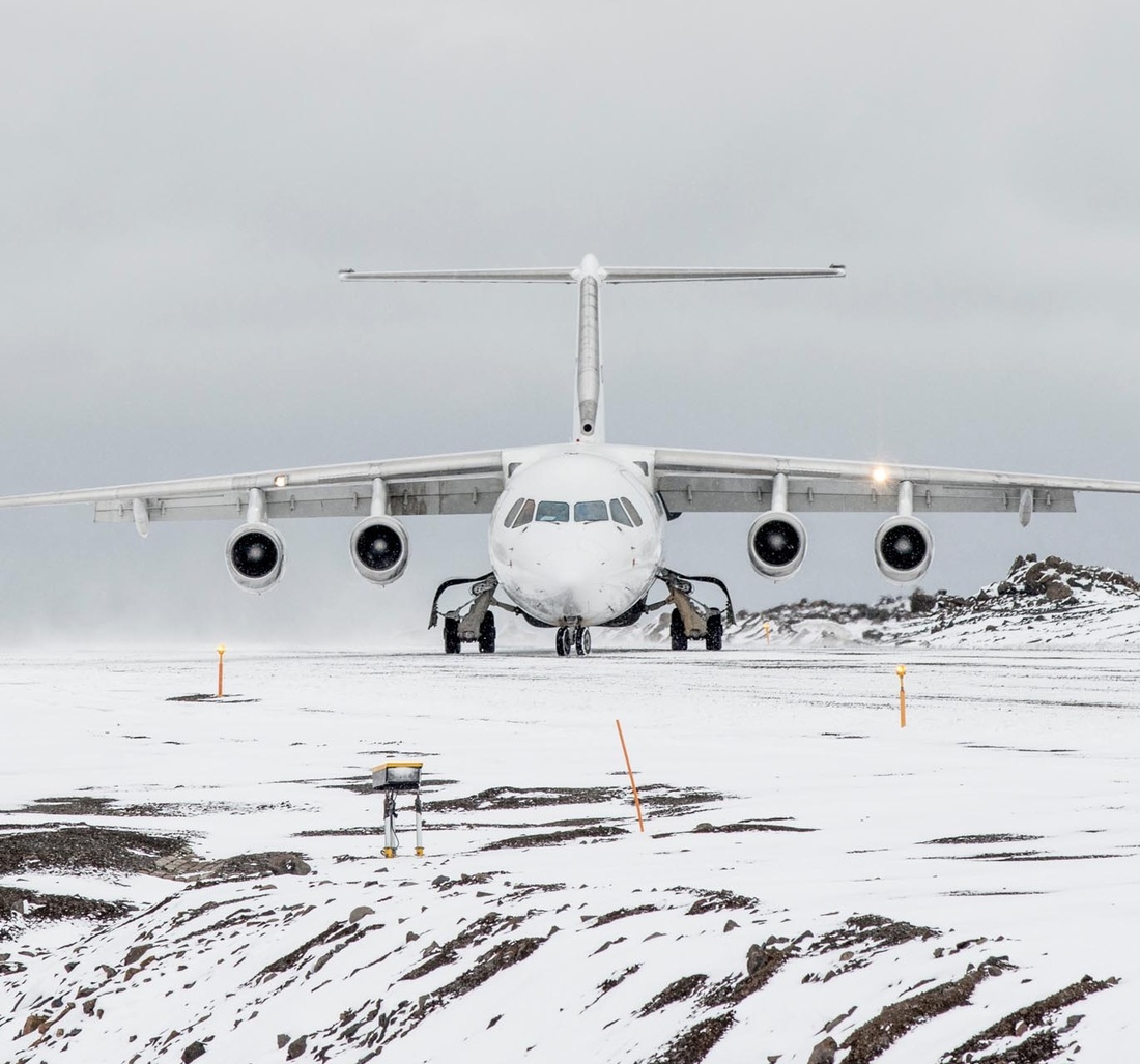 Ein Flugzeug landet im Schnee.