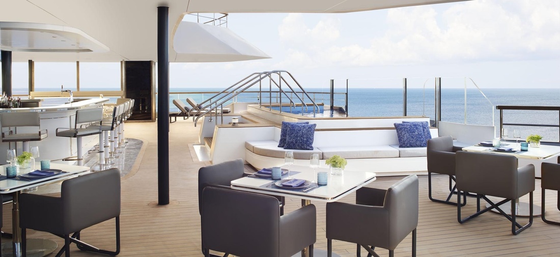 Ein Pool am Heck eines Schiffes.