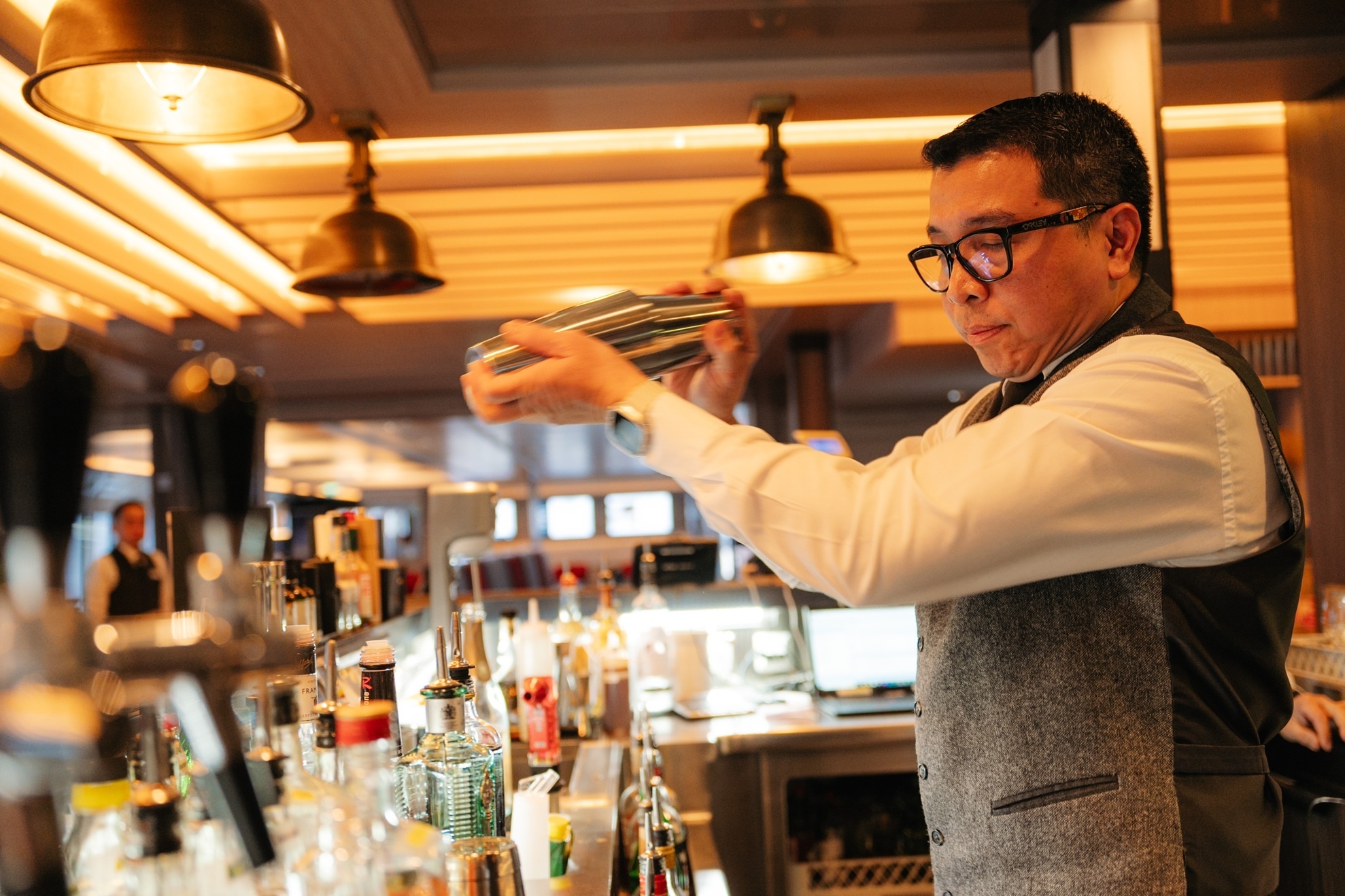 Bartender in der Explorer Lounge an Bord von HX Expeditions