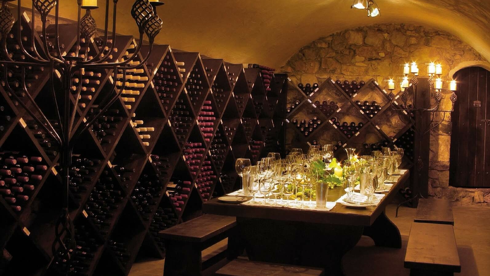 Ein gedeckter Tisch in einem Weinkeller.
