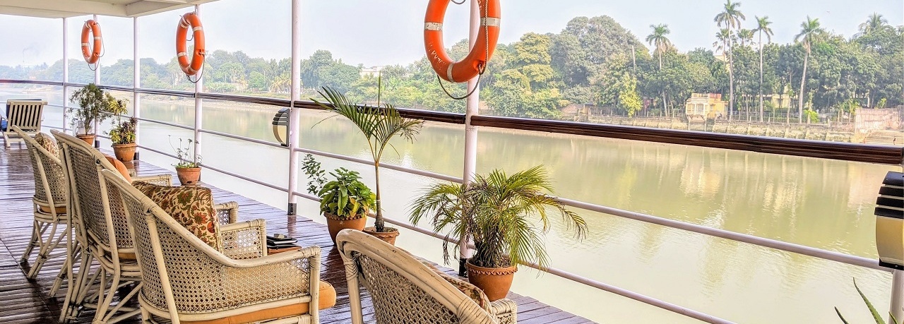 Stühle auf einem Schiff, mit Blick auf das Wasser.