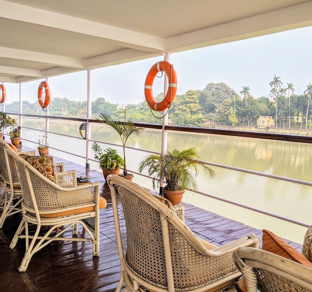 Stühle auf einem Schiff, mit Blick auf das Wasser.
