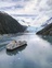 Ein Kreuzfahrtschiff fährt auf einen Gletscher zu.