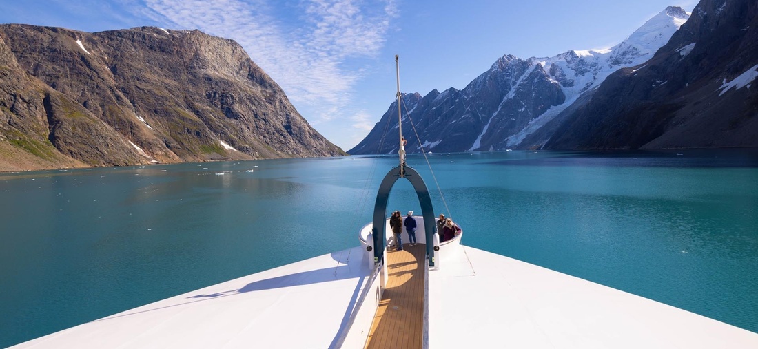 Personen am Deck eines Schiffes.