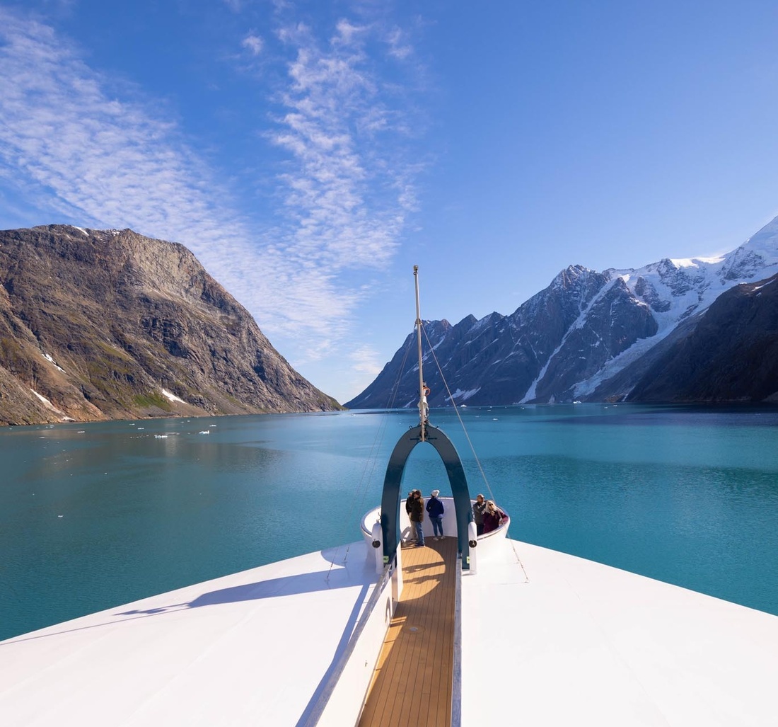 Personen am Deck eines Schiffes.