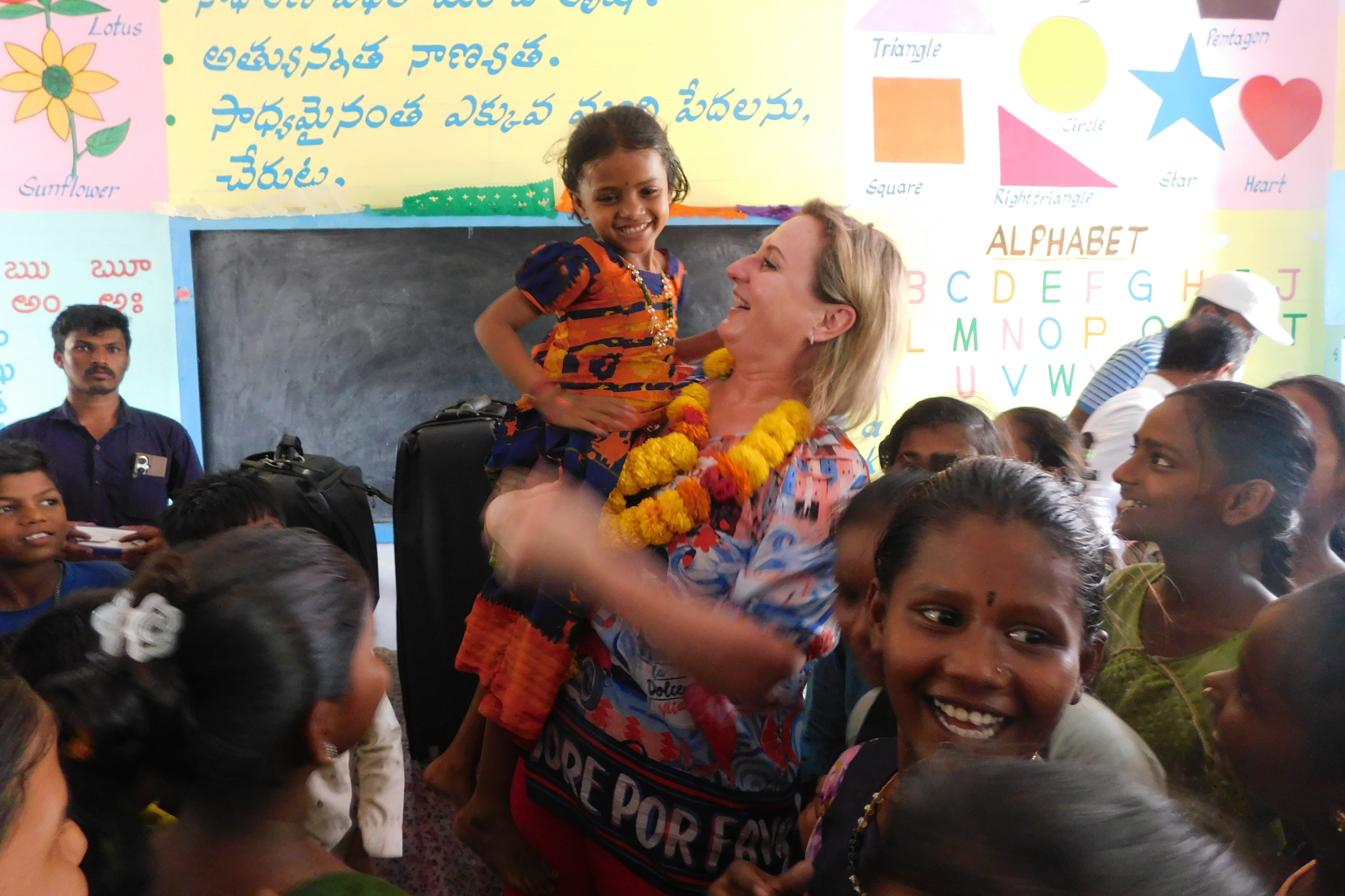 Gaby Jordan mit Kind bei der Eröffnung der gabyjordan.TRAVEL Förderschule in Indien
