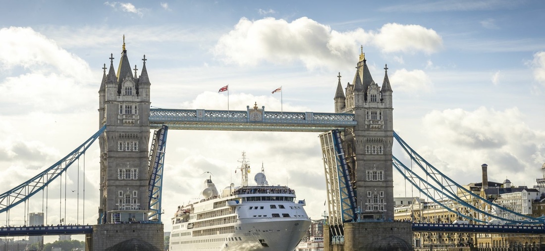 Ein Schiff fährt unter der Tower Bridge durch.