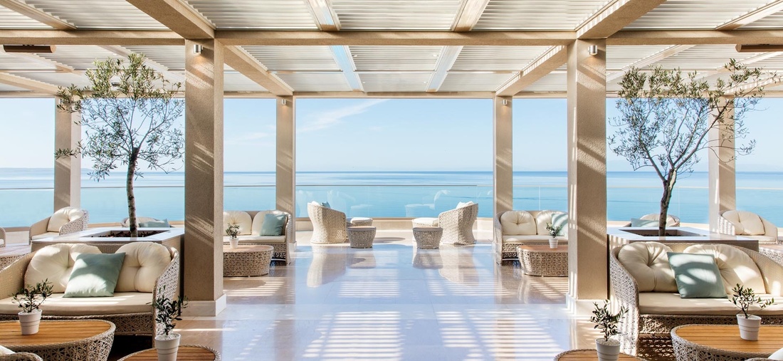 Eine große Veranda mit blick auf das Meer.