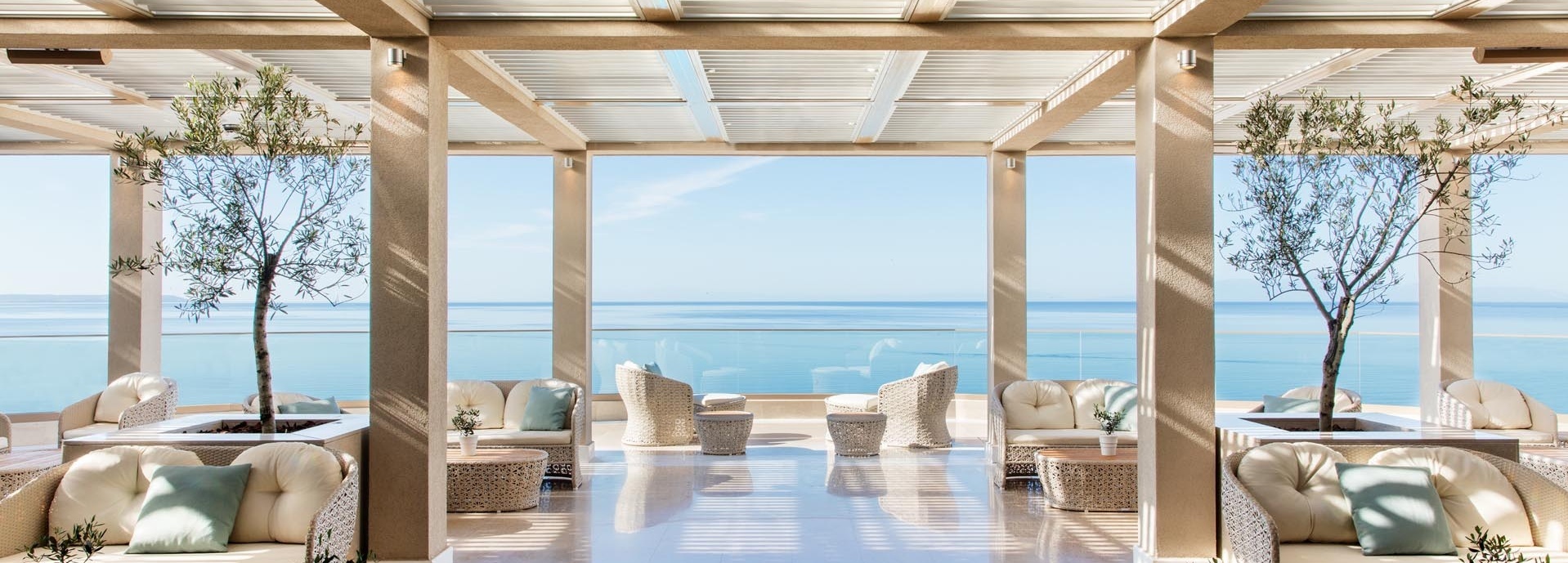 Eine große Veranda mit blick auf das Meer.