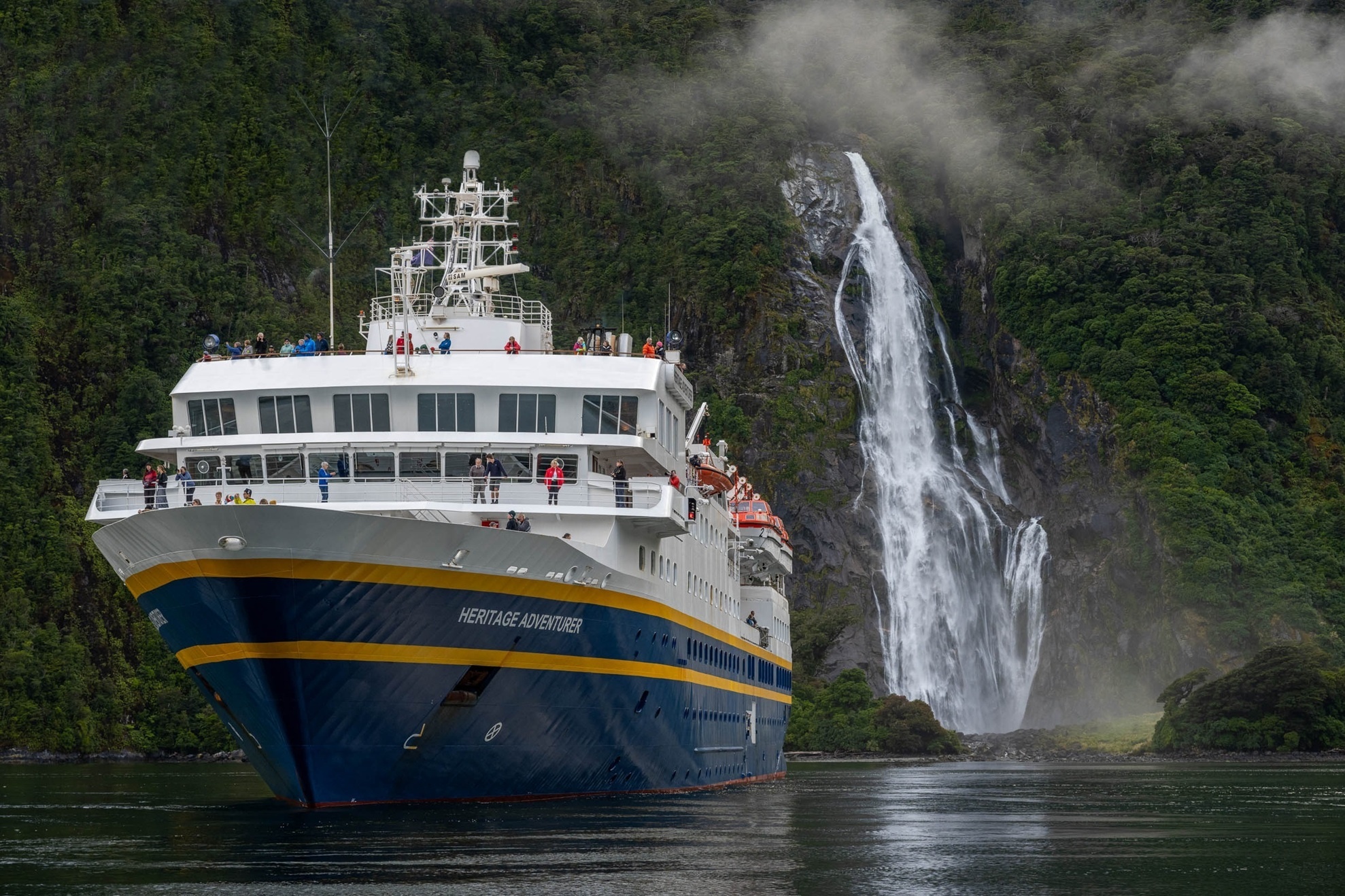 Heritage Adventurer mit Wasserfall im Hintergrund