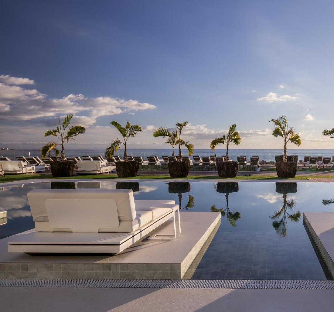 Großer Pool mit Meerblick.