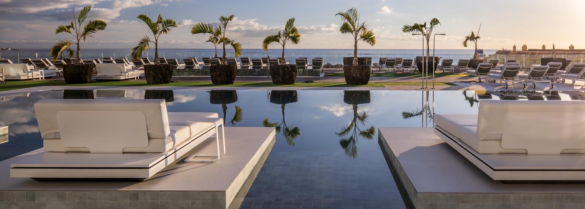 Großer Pool mit Meerblick.