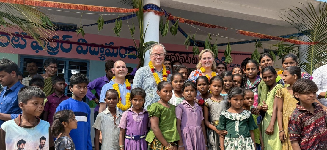 Gruppenbild vor der gabyjordan.TRAVEL Förderschule in Indien