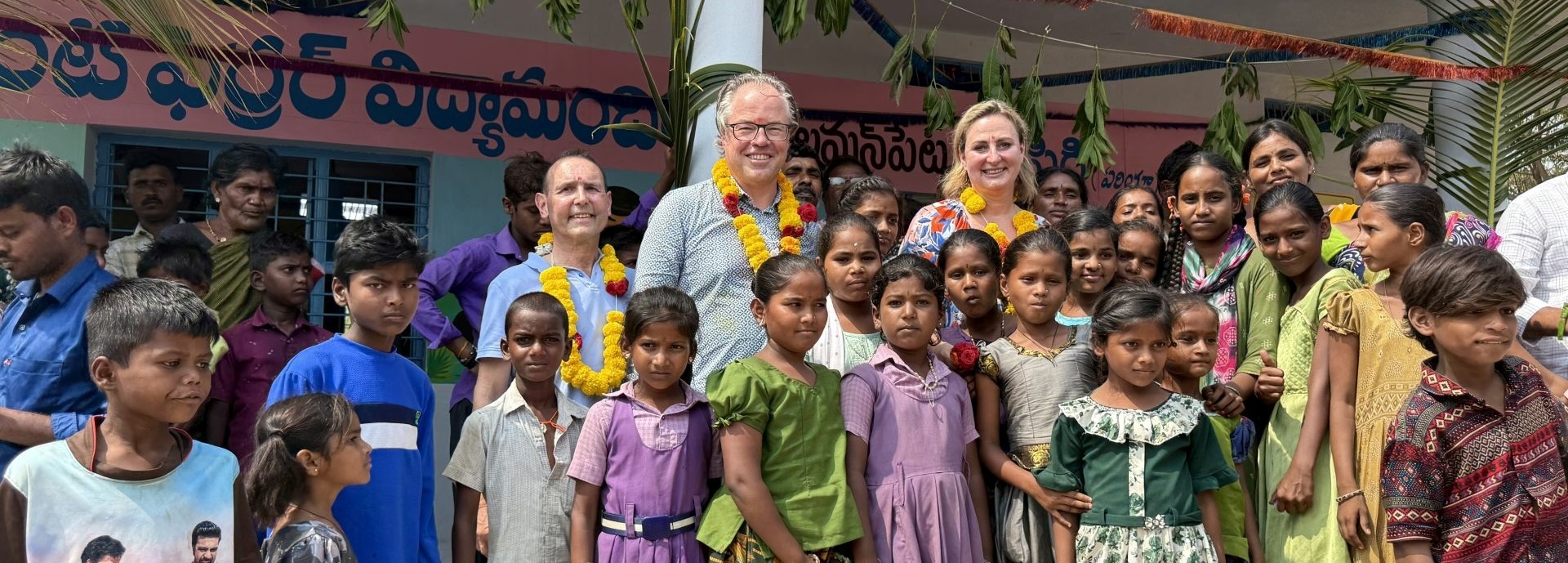 Gruppenbild vor der gabyjordan.TRAVEL Förderschule in Indien