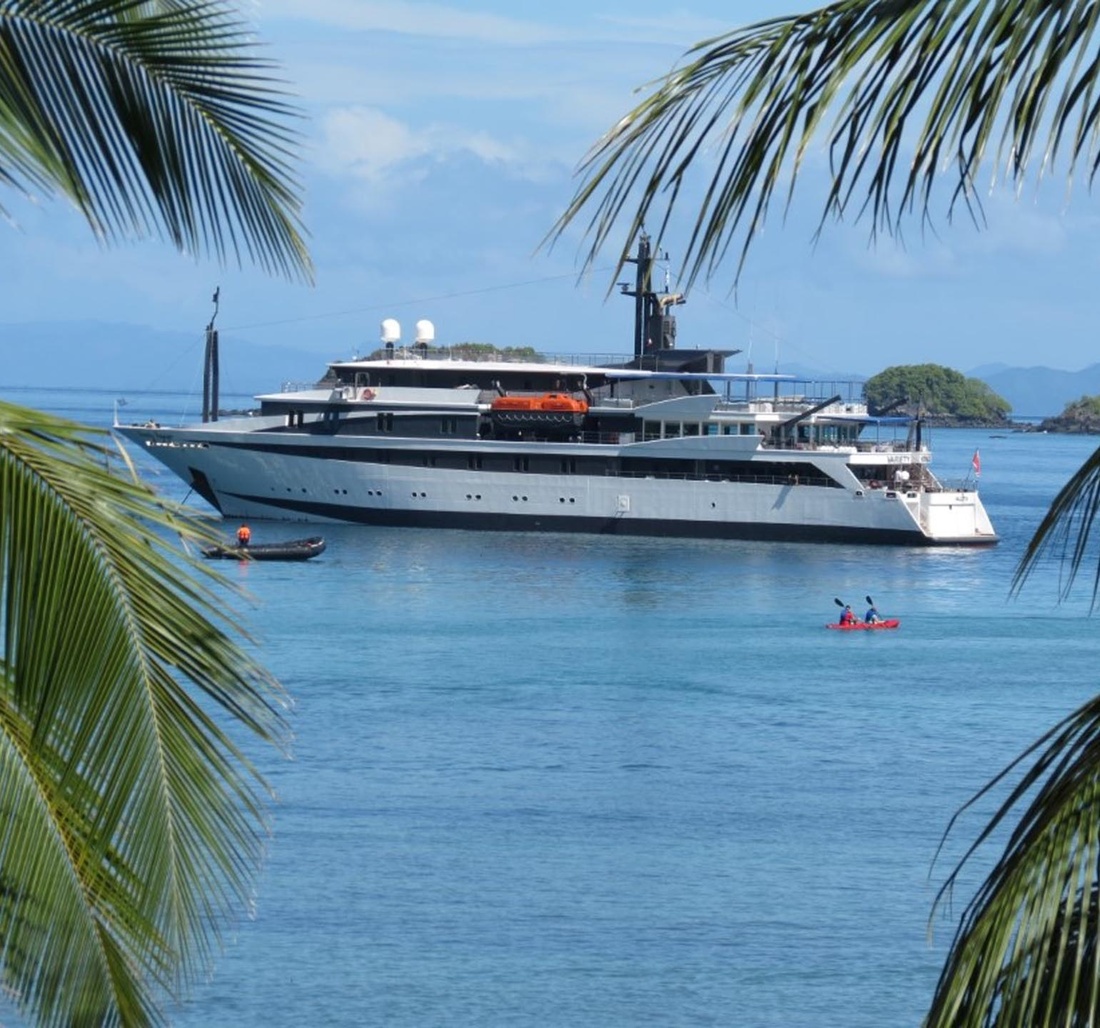 Eine Yacht im Wasser.