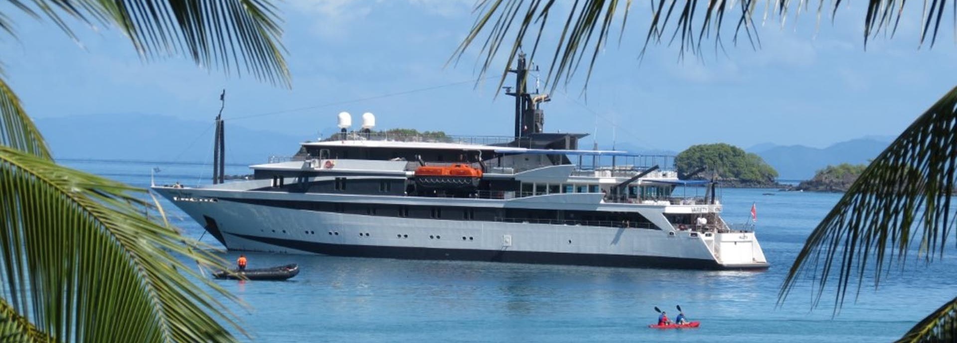 Eine Yacht im Wasser.